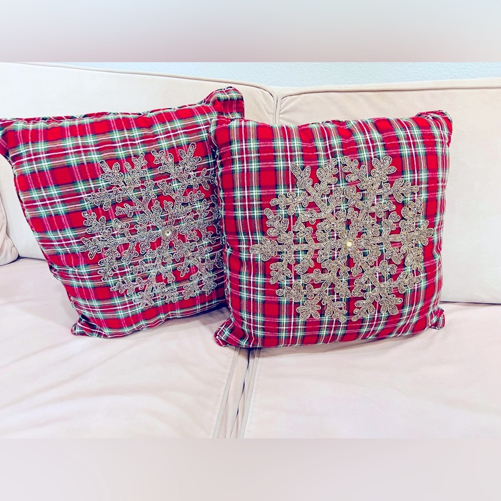 LOT TWO BEADED CHRISTMAS ACCENT THROW PILLOWS FOR DECORATING